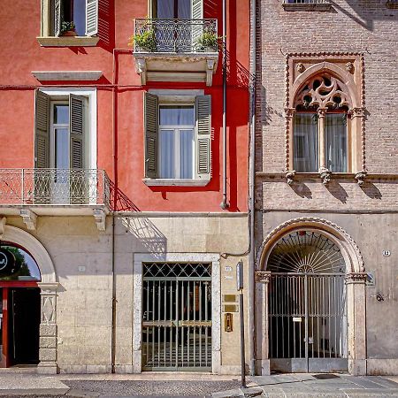 Tra Piazza Erbe E Piazza Bra Raffinata Maison Hotel เวโรนา ภายนอก รูปภาพ