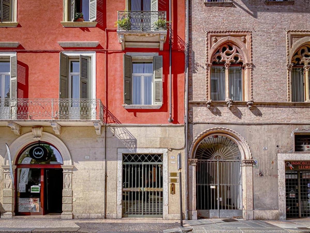 Tra Piazza Erbe E Piazza Bra Raffinata Maison Hotel เวโรนา ภายนอก รูปภาพ