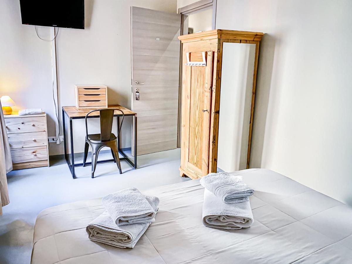 Tra Piazza Erbe E Piazza Bra Raffinata Maison Hotel เวโรนา ภายนอก รูปภาพ